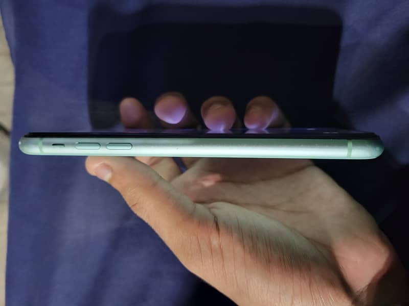 Apple iPhone 11 4