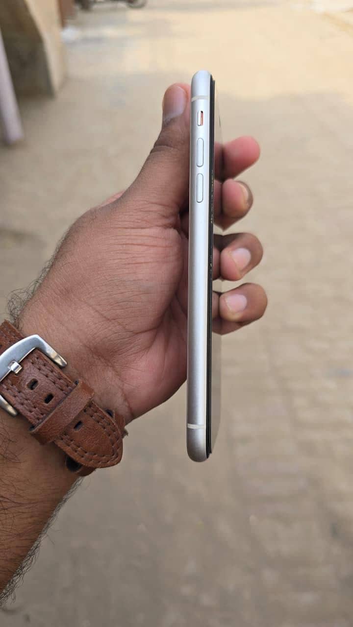 Apple iPhone 11 4