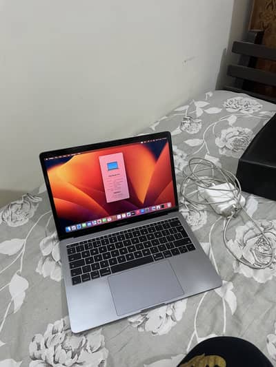 Apple macbook pro core i5 2017 16/256ssd model