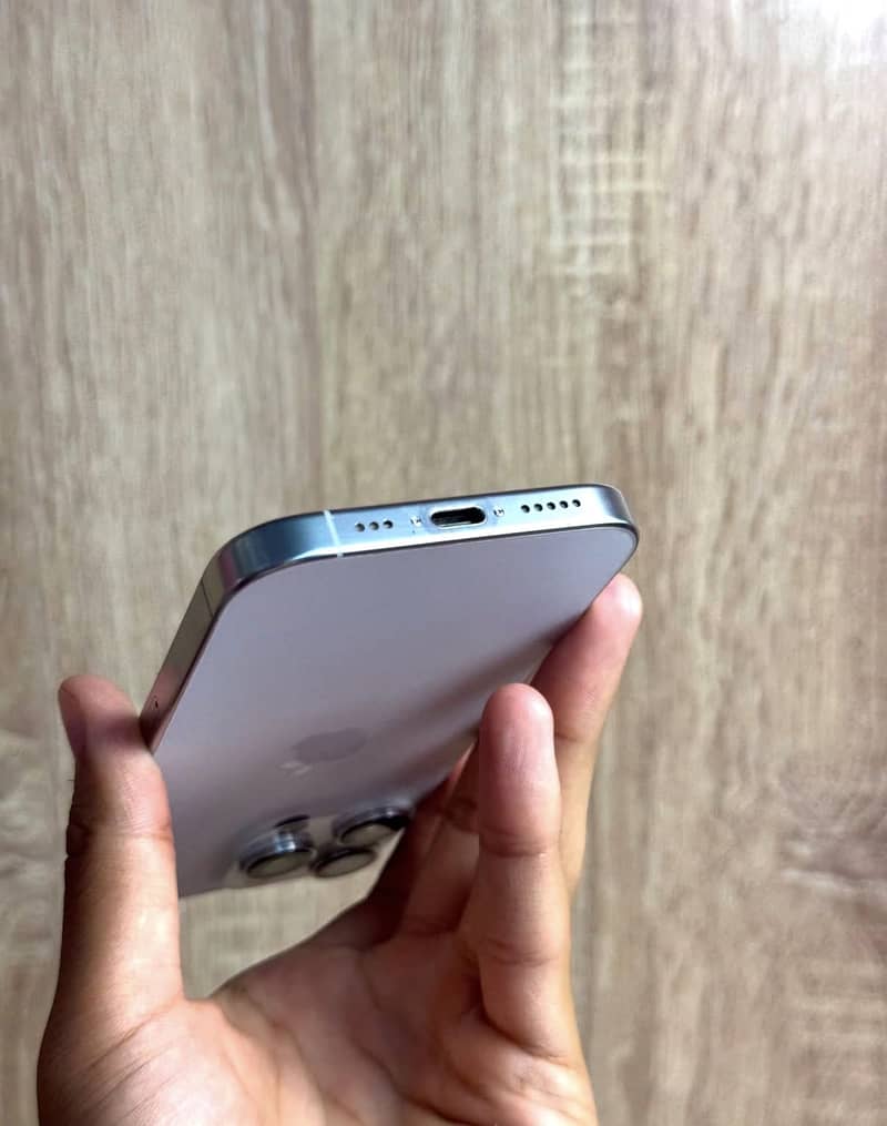 iPhone 16 Pro 4