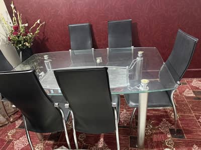 6 seater Dining table available for sale