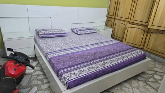 white modern king sai, bed set +2 side tables + Dressing /80,000
