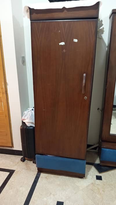 almari cloth stands