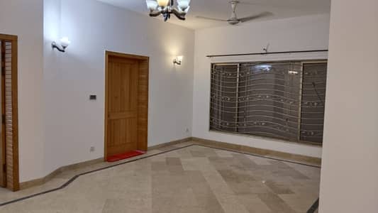 E 11 Ground 2 Bed 2 Bath Drawing Tv Lounge Kitchen Sep Meter Gas Electric Available