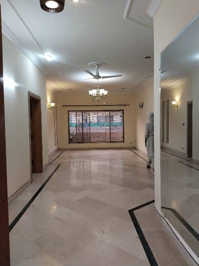 E 11 3 Multi 3 Bed 3 Bath Drawing Tv Lounge Kitchen Sep Meter Gas Electric Available Car Parking