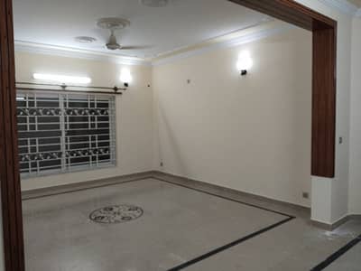 3 Bed 4 Bath Drawing TV Lounge Kitchen Separate Meter Gas Electric LowerPortion Available For Rent