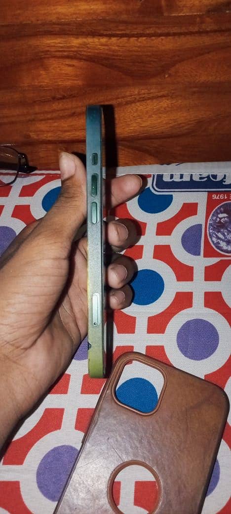 Apple iPhone 13 4