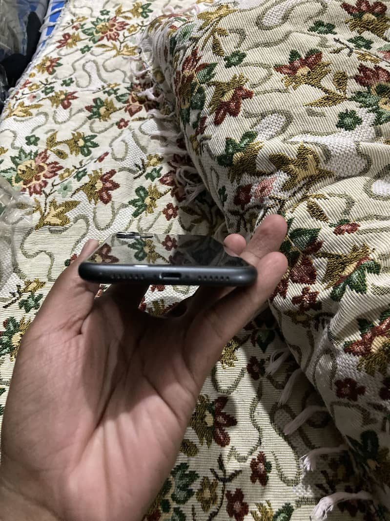 Apple iPhone 11 4