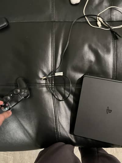 Ps4 slim 1 tb with box