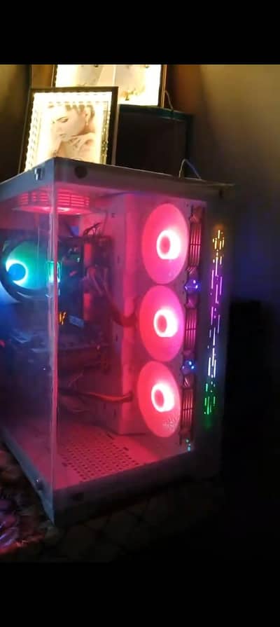 Gaming & Graphic designing PC New k brabar Hai 10 by 10 condition mein