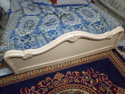 1 bed  aor 1 side tebal hai sath mi used mattress b hai