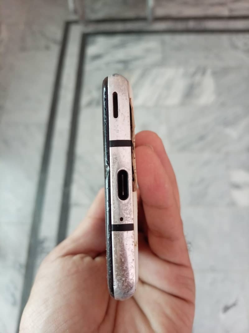 Sharp Aquos R2 2