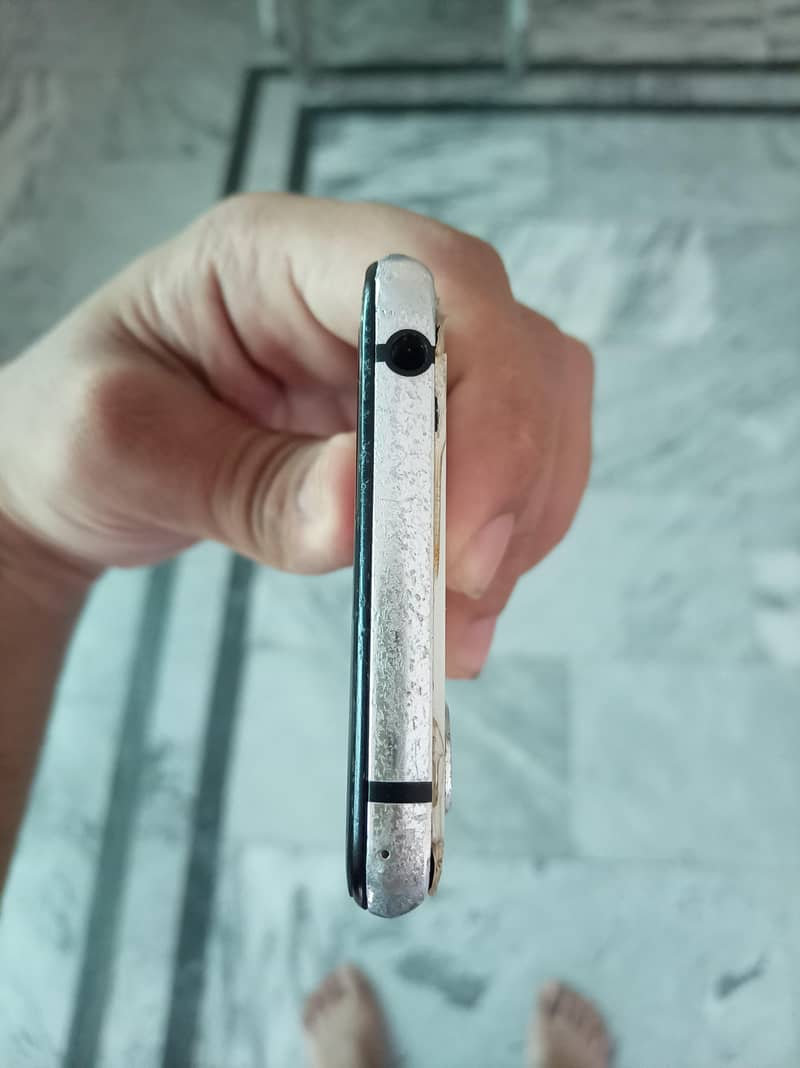 Sharp Aquos R2 3