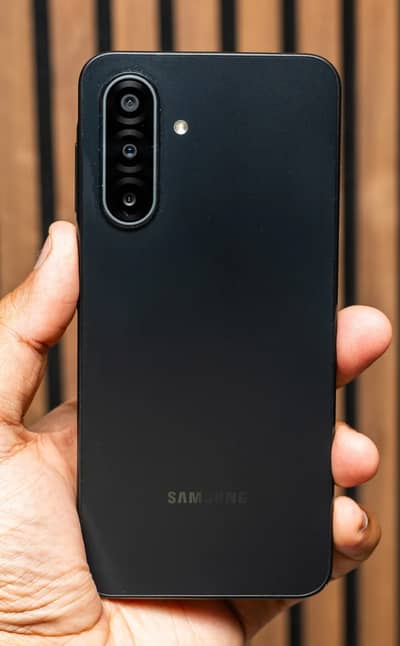 am selling samsung A17 best mobile  phone good battey timing 8 256 10
