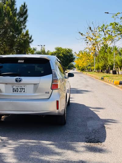 Toyota Prius Alpha 2016