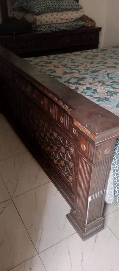 bed set and dressing table