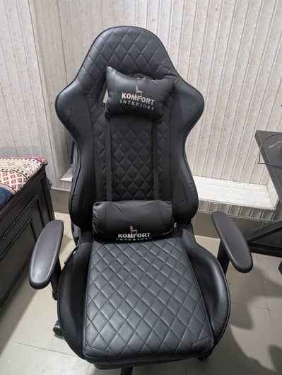 Gaming chair with footrest 10/10 condition