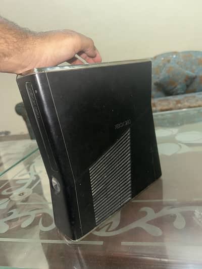 Xbox 360 slim varient 320 gb with wired controller more tha 100 games