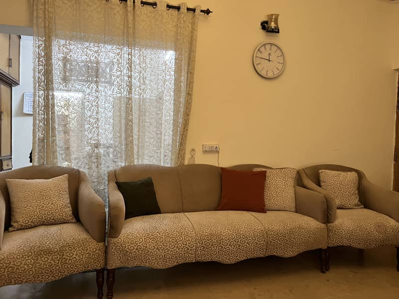Five seater sofa set. 8