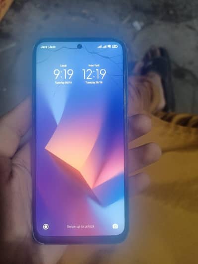 all ok Glass break hai 4-128 box hai charger no hai  03258815962