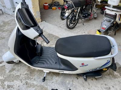 United electric Scooty - lithium battery - 100km+ range