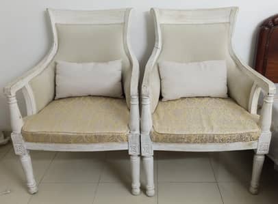 beautiful chair set with round table of 22" diameter urgent sale