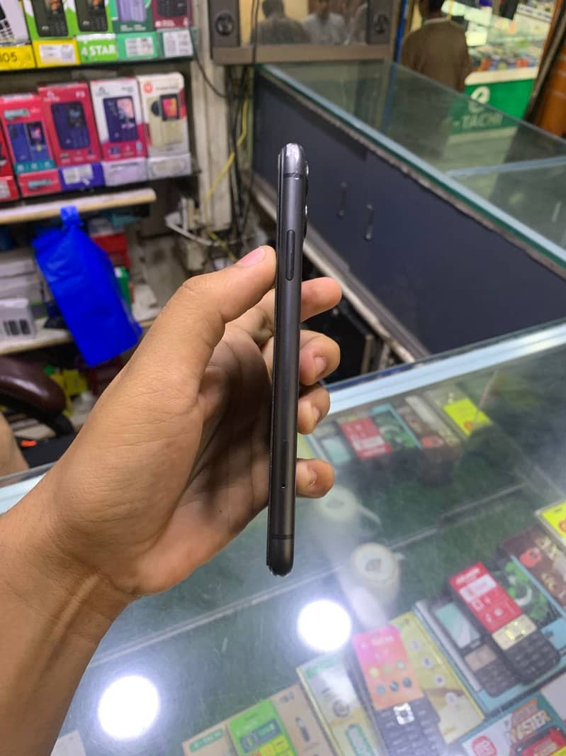 Apple iPhone 11 4