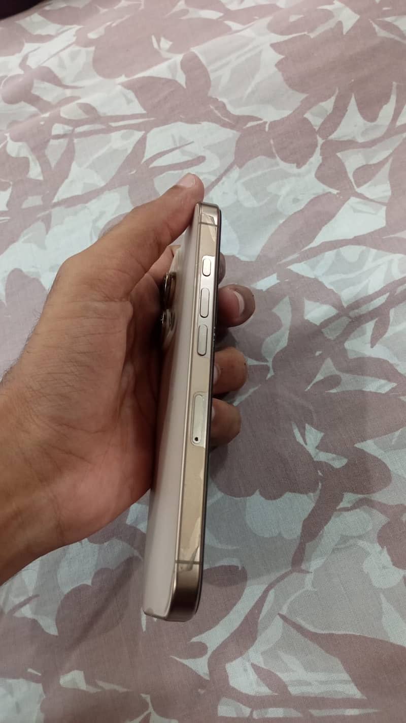 Apple iPhone 16 Pro 0