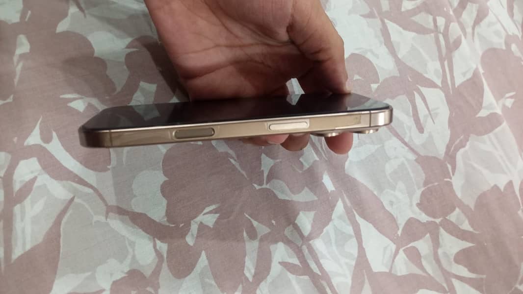 Apple iPhone 16 Pro 1