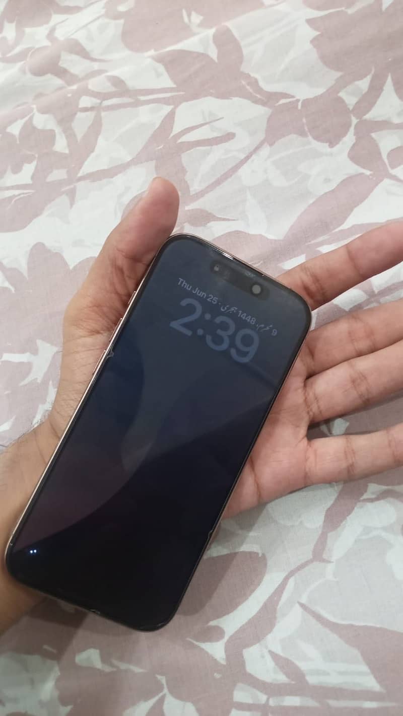 Apple iPhone 16 Pro 3