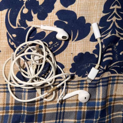 Apple iPhone original handfree/ earphones lightning and connector