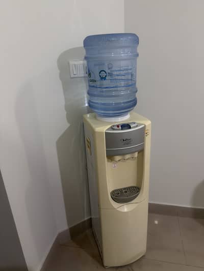 Water dispenser with fridge bottom