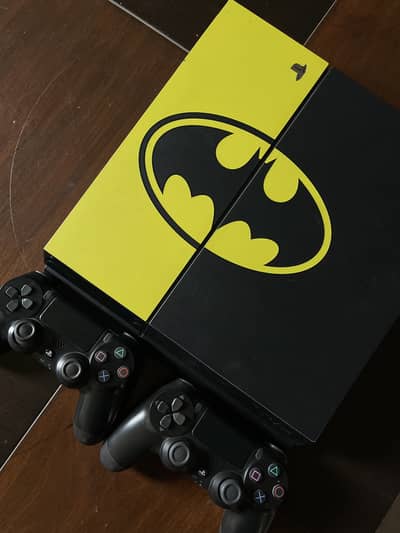PlayStation 4 | 500GB | 2 Controllers | Charger Dock
