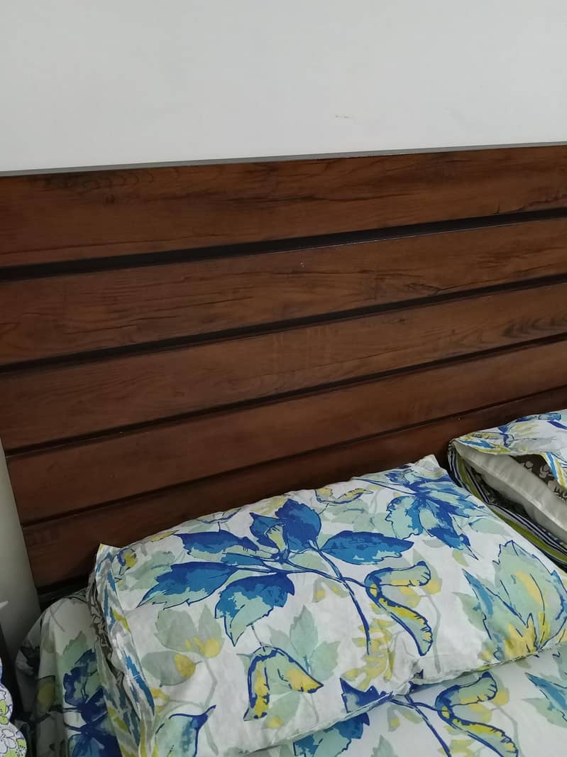 Queen size bed 1