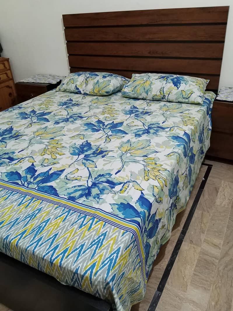 Queen size bed 2