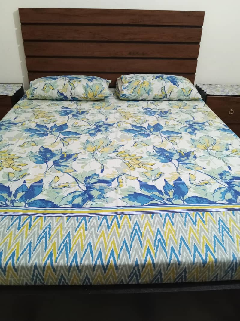 Queen size bed 3