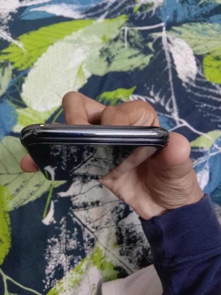 Apple iPhone X 4