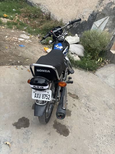 125 Black color Good Bike WhatsApp 03470987659