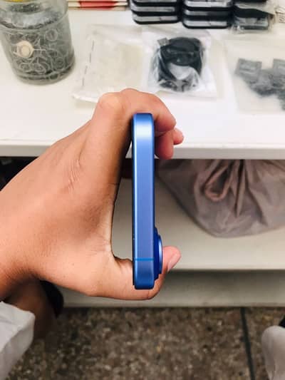 Apple iPhone 16