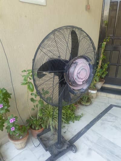 urgent sale pedestal fan gfc working condition