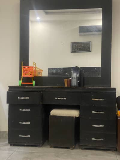 Dressers wit stools