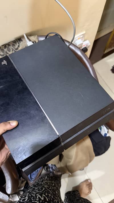 ps4 500gb with 8 games and 2 controllers