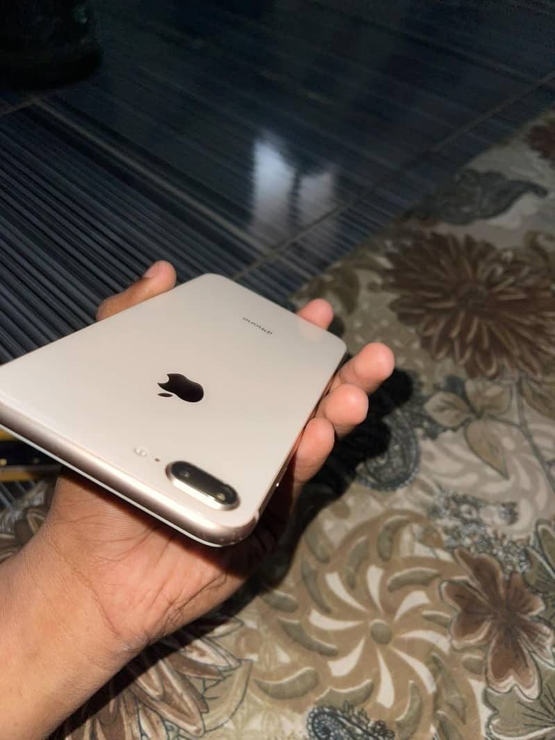 Apple iPhone 8 Plus 3