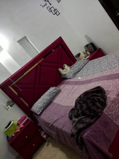Different used beds available with mattresses