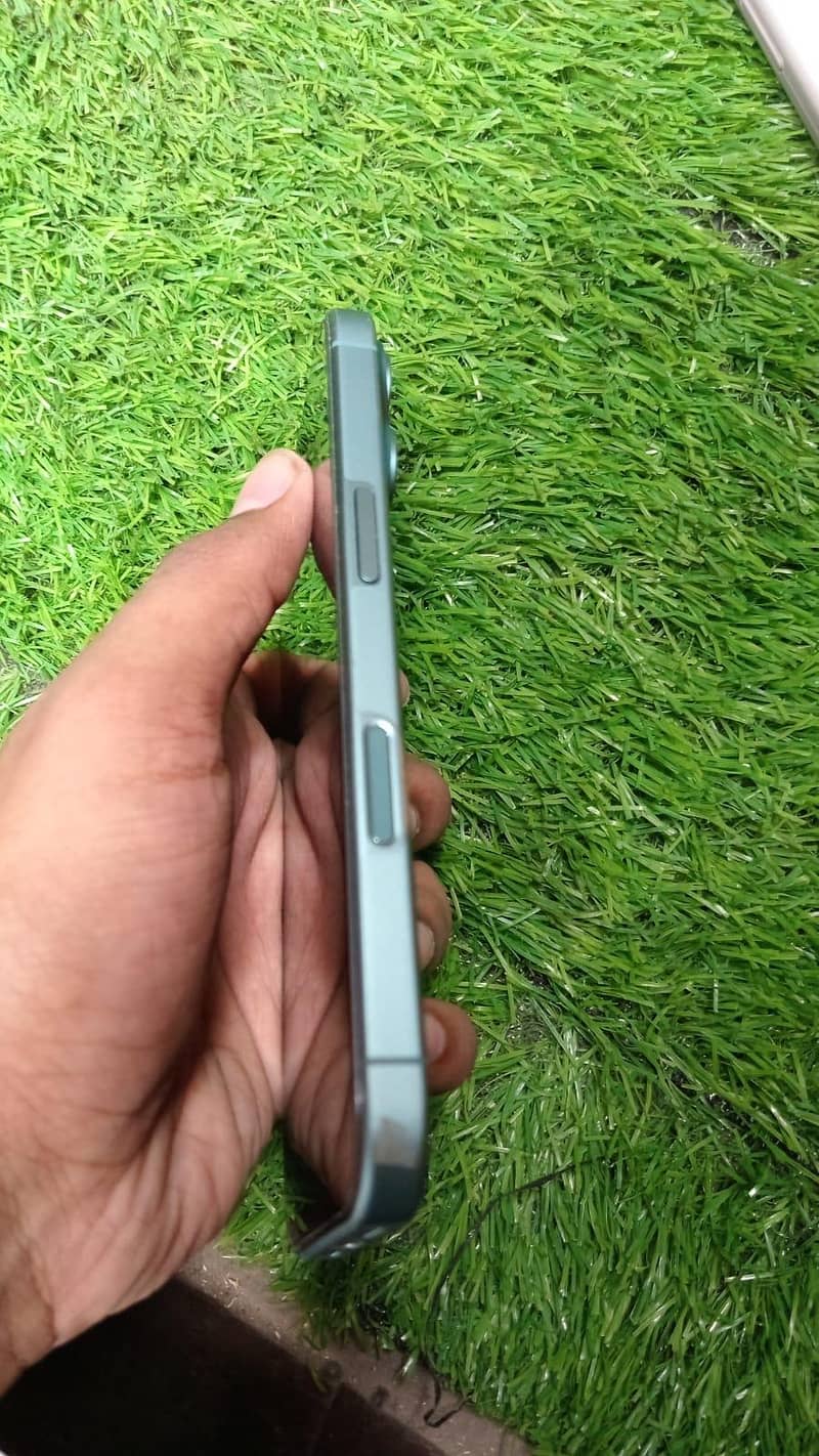 Apple iPhone 16 2