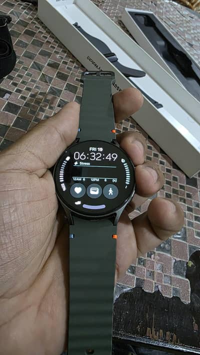 Samsung Galaxy Watch 7 44mm 10/10 with extra 7 straps.