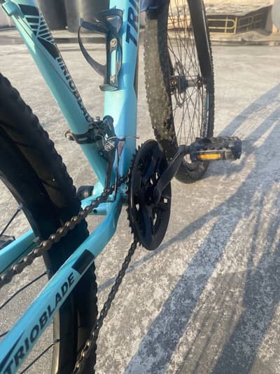 This light blue trioblade mountain bike features prominent.