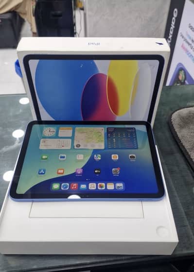 iPad 10 Gen 64 gb 2 cycle count with original charger + cable 10/10