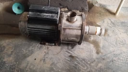 Bbahar ki water  motor hai 4/6 floor Pani charati hai