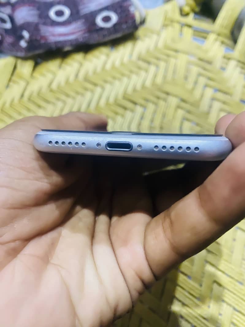 Apple iPhone 7 3